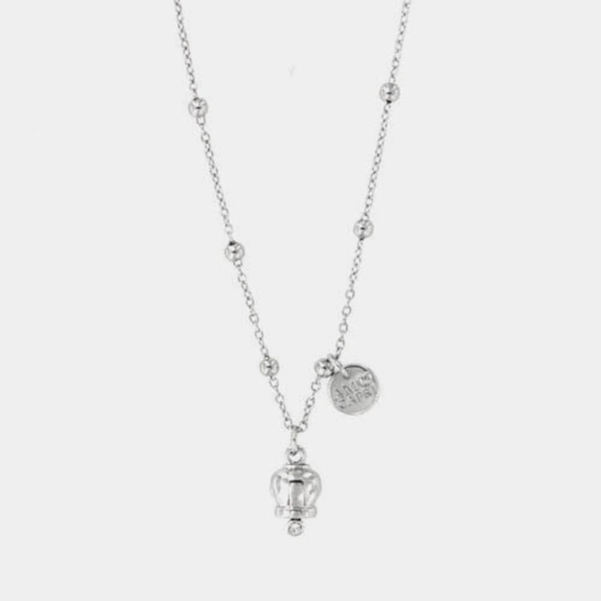 Collana in Metallo con campanella portafortuna pendente, impreziosita da cristalli Made in P.R.C.. Materiali: Metallo Base, Pietra: , N.D. Galvanica: Placcato Rodio, Varianti o Misura: CM. 40 + 5, Colore: N.D.. Forma: CAMPANELLA MINI.